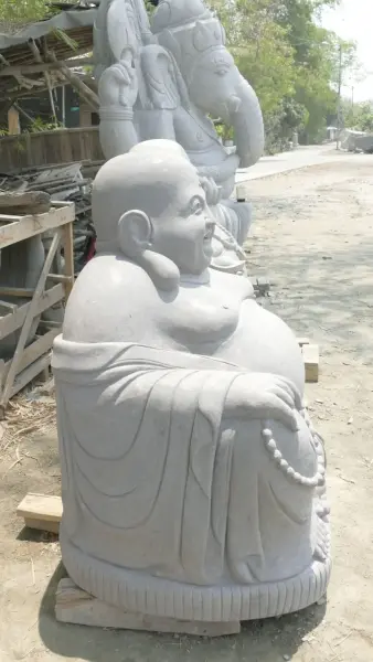 Artikelbild 4 des Artikels “Sitzender chinesischer Buddha, 122 cm Höhe, Flussstein “